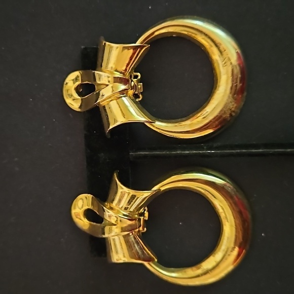Vintage Larger Gold-Tone Clip-on Earrings - Picture 1 of 6